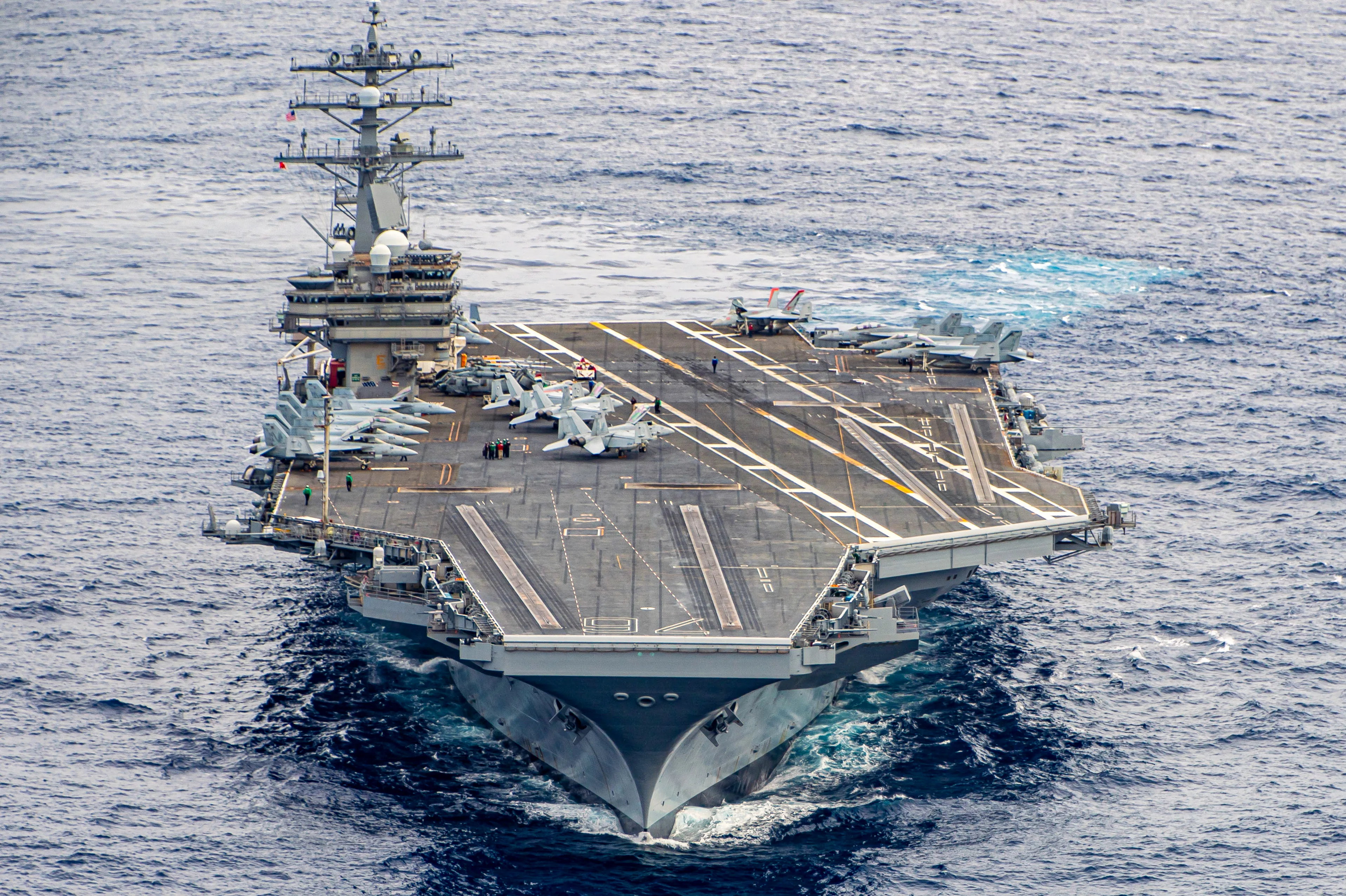 L'USS Ronald Reagan (CVN 76) traverse l'océan Pacifique, le 11 octobre 2026. Le porte-avions de classe Nimitz USS Ronald Reagan mène actuellement une formation de routine dans la zone d'opérations de la 3e flotte américaine. (Photo de l'US Navy par Jaron Wills, spécialiste des communications de masse de 2e classe)