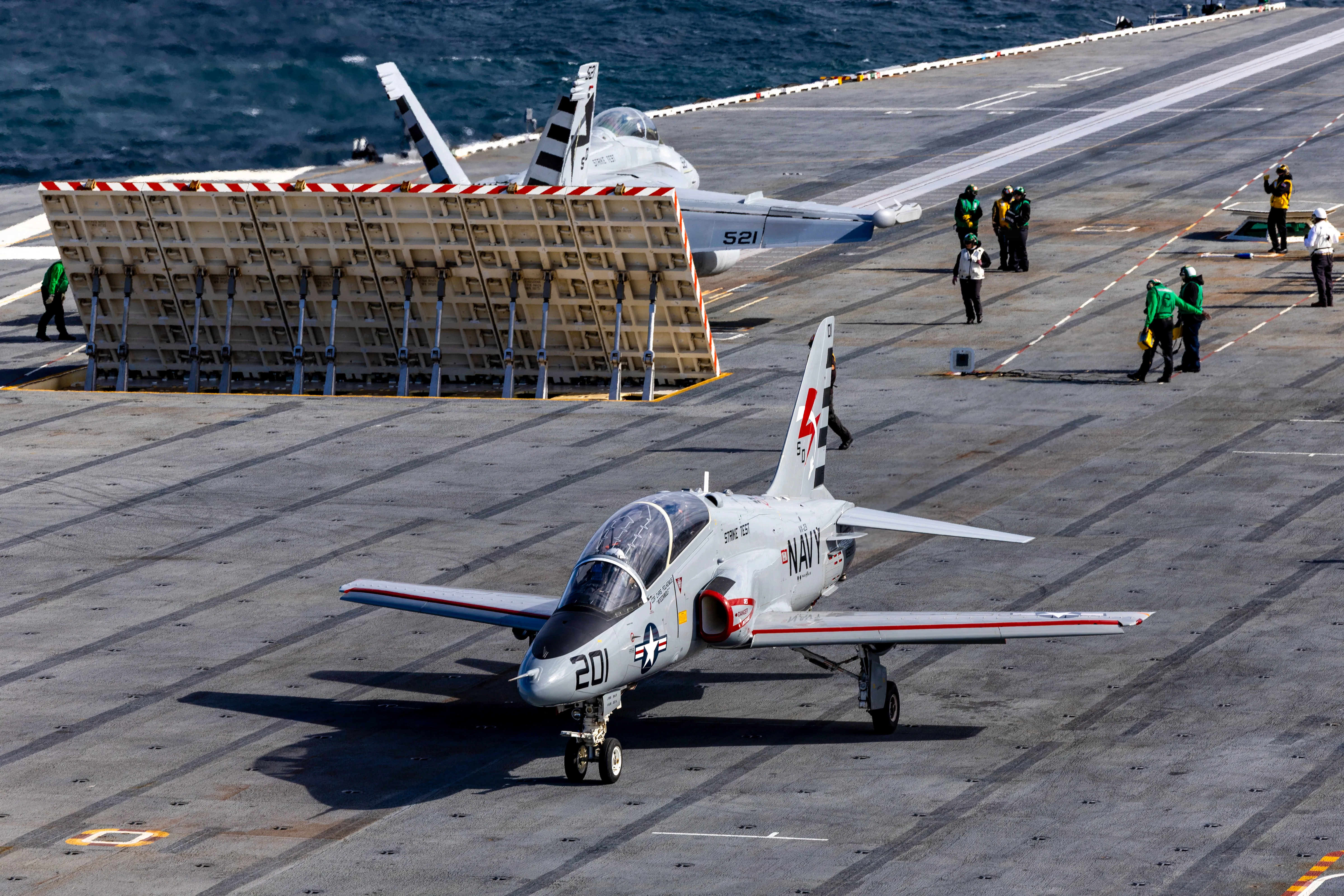Un T-45C Goshawk, à gauche, et un EA-18G Growler, tous deux attachés au "Chiens salés" du Escadron d'essais et d'évaluation aériens (VX) 23, préparez-vous au lancement à bord de l'unité de pré-mise en service John F. Kennedy (CVN 79), le 24 octobre 2026. John F. Kennedy effectue actuellement des tests de compatibilité des aéronefs, qui évaluent les capacités opérationnelles de l'équipement de lancement et de récupération des aéronefs du navire avec les aéronefs de la Marine américaine. (Photo de l'US Navy par le matelot Kaitlyn Bailey, spécialiste des communications de masse)