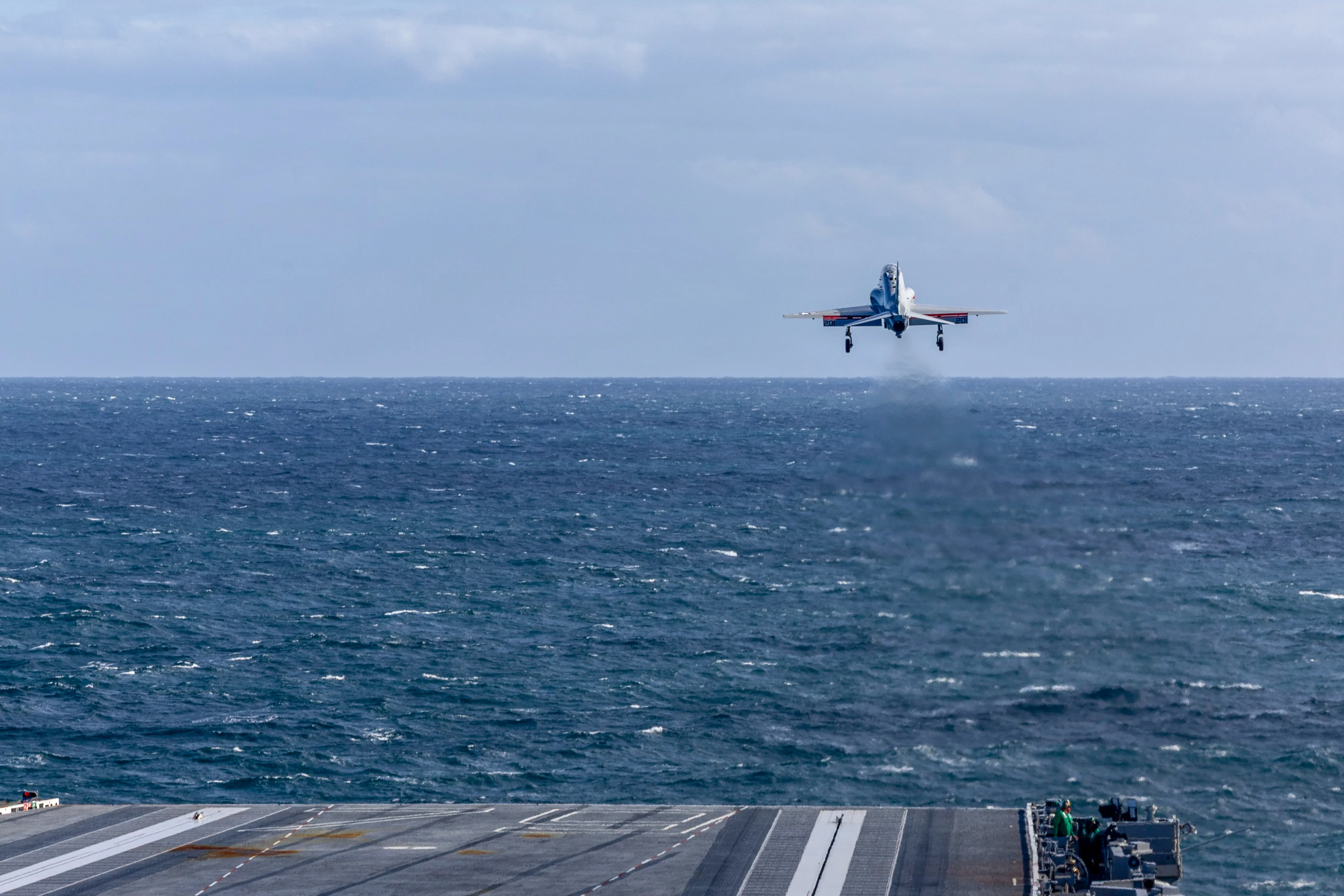 Un T-45C Goshawk, attaché au "Chiens salés" du Escadron d'essais et d'évaluation aériens (VX) 23, lance depuis le poste de pilotage de l'unité de pré-mise en service John F. Kennedy (CVN 79), le 24 octobre 2026. John F. Kennedy effectue actuellement des tests de compatibilité des aéronefs, qui évaluent les capacités opérationnelles de l'équipement de lancement et de récupération des avions du navire avec les avions de la Marine américaine. (Photo de l'US Navy par le matelot Kaitlyn Bailey, spécialiste des communications de masse)