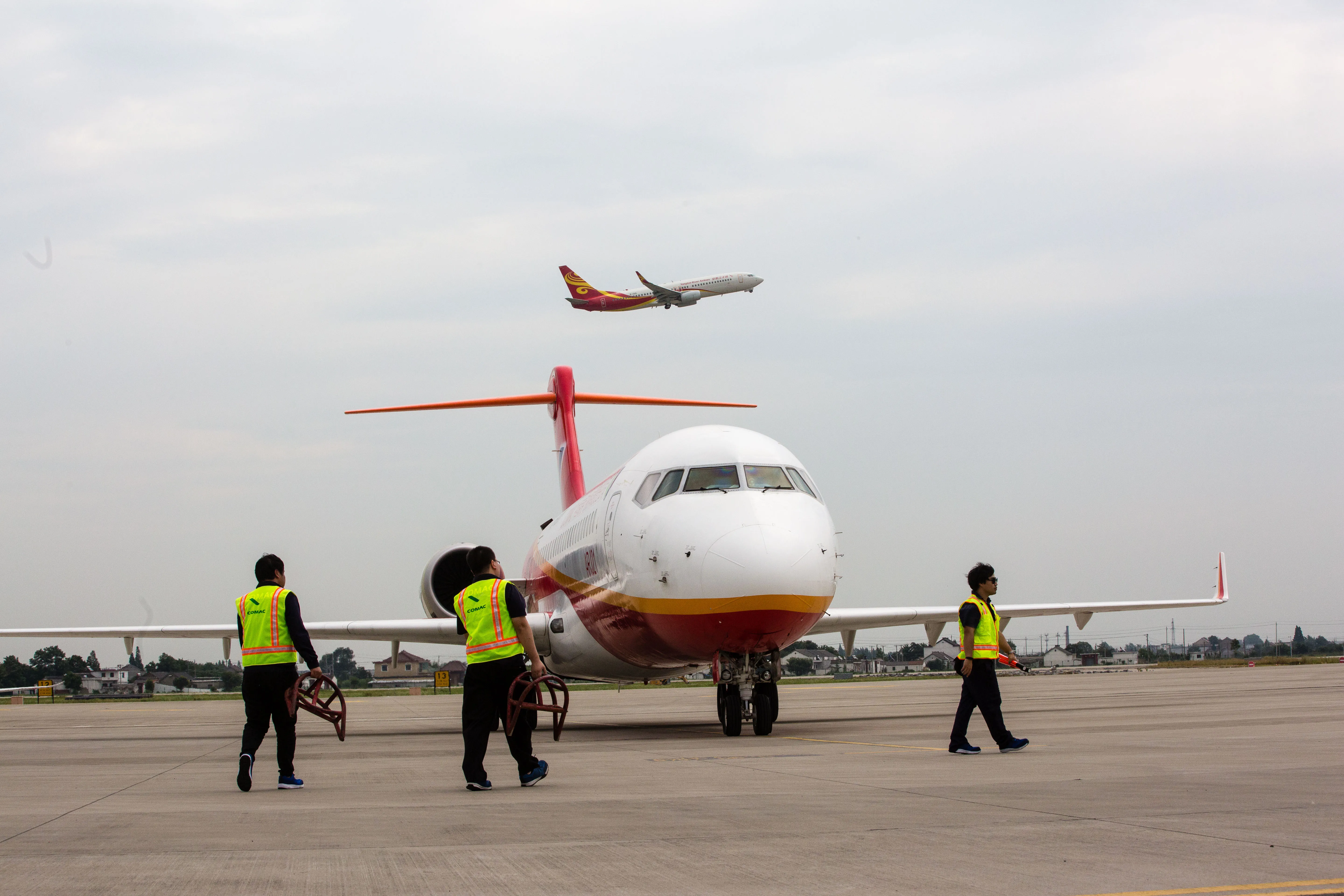 YANGZHOU, CHINE - 27 JUIN : Un ARJ21 « Xiangfeng » de fabrication nationale se trouve sur le tarmac de l'aéroport international de Yangzhou Taizhou avant son vol d'essai d'un mois le 27 juin 2018 à Yangzhou, province du Jiangsu en Chine. L'ARJ21 est un avion de ligne court à moyen rayon d'action conçu et fabriqué indépendamment par la Chine. (Photo de Visual China Group via Getty Images)