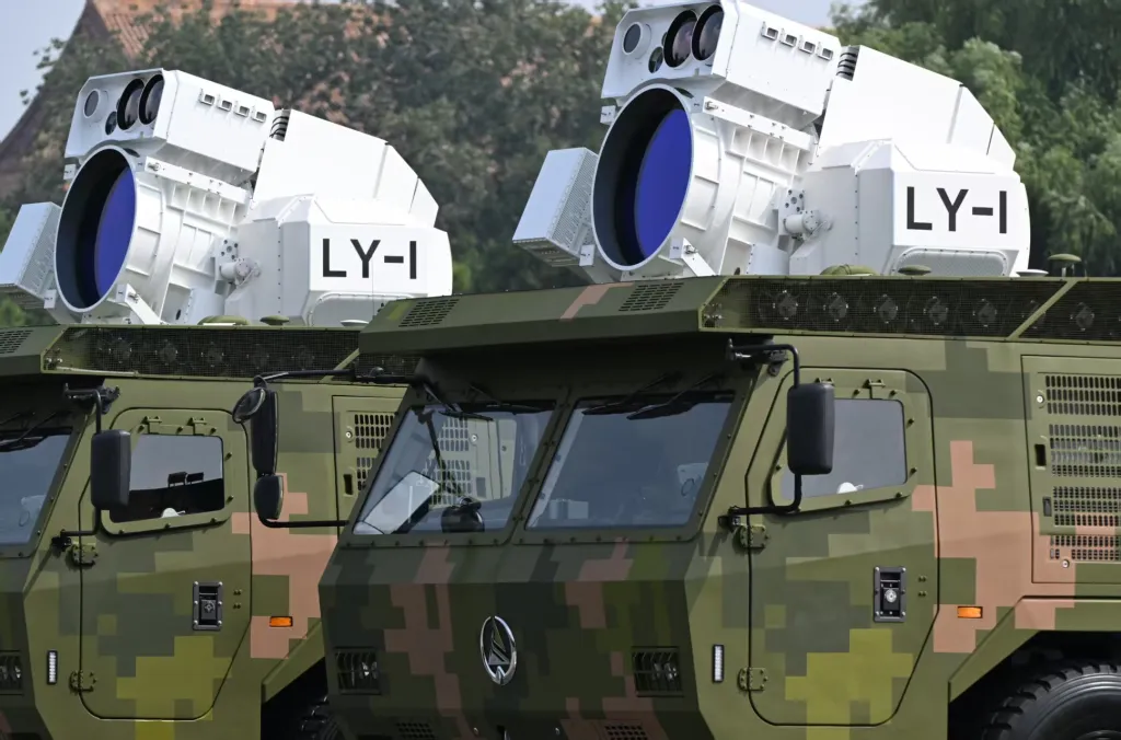 BEIJING, CHINE - 03 SEPTEMBRE : une formation d'armes participe au défilé militaire du V-Day sur la place Tian'anmen le 3 septembre 2025 à Pékin, en Chine. La Chine a dévoilé pour la première fois ses forces stratégiques terrestres, maritimes et aériennes en tant que triade nucléaire lors du défilé militaire du V-Day mercredi lors d'un grand rassemblement pour commémorer le 80e anniversaire de la victoire dans la guerre de résistance du peuple chinois contre l'agression japonaise et la guerre antifasciste mondiale. (Photo par VCG/VCG via Getty Images)