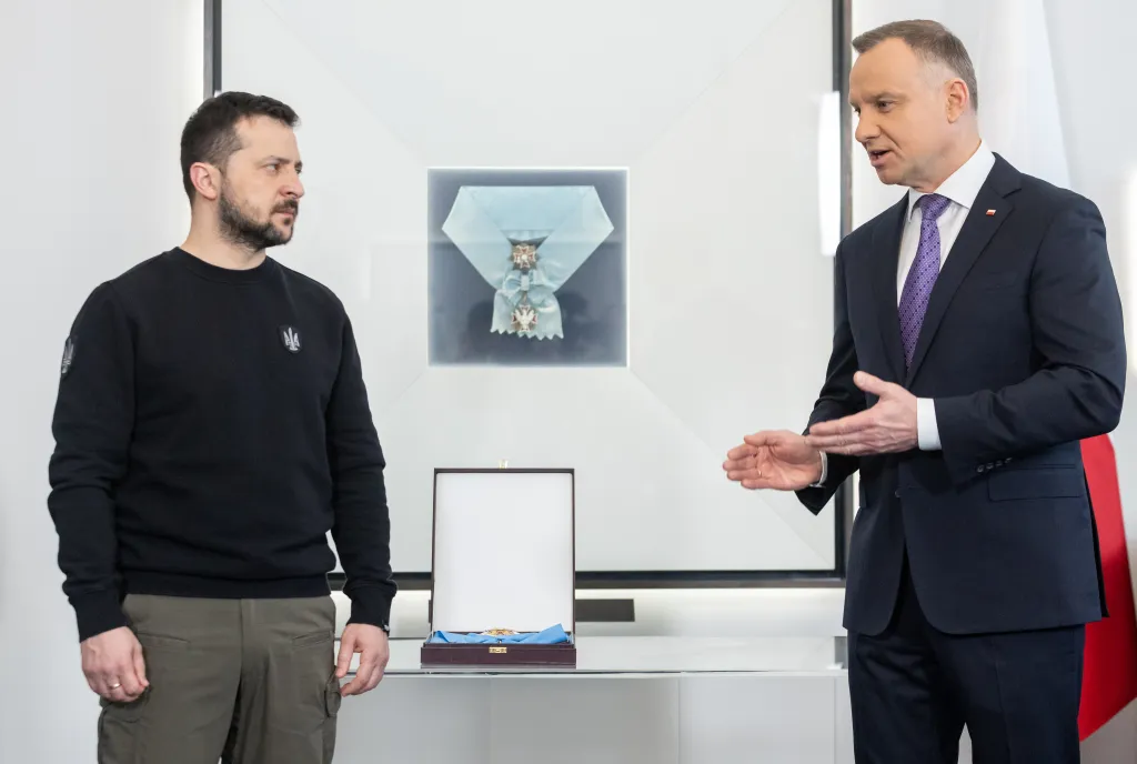 Volodymyr Zelenski et Andrzej Duda lors de la première visite officielle du couple présidentiel ukrainien en Pologne depuis l'invasion de l'Ukraine par la Russie, Zelenski a reçu l'Ordre de l'Aigle blanc à Varsovie, en Pologne, le 5 avril 2023. (Photo de Foto Olimpik/NurPhoto via Getty Images)