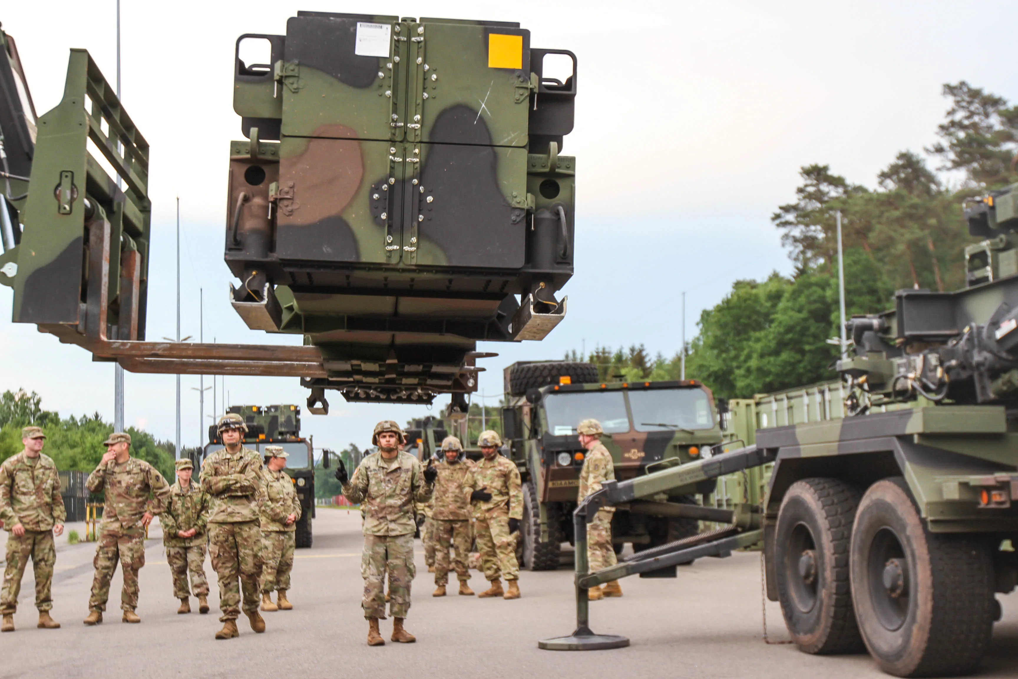 Le sergent. Joel Lopez, membre de l'équipage Patriot affecté à la Batterie B, 5e Bataillon, 7e Régiment d'artillerie de défense aérienne, guide un intercepteur Patriot PAC 3 pour le chargement au dépôt militaire de Miesau, en Allemagne, le 22 mai. La grève de Sabre est un exercice coopératif de longue date de l'armée américaine dirigé par l'Europe qui contribue à faciliter la coopération entre les États-Unis, l'Estonie, la Lettonie, la Lituanie, la Pologne et les pays alliés et partenaires.