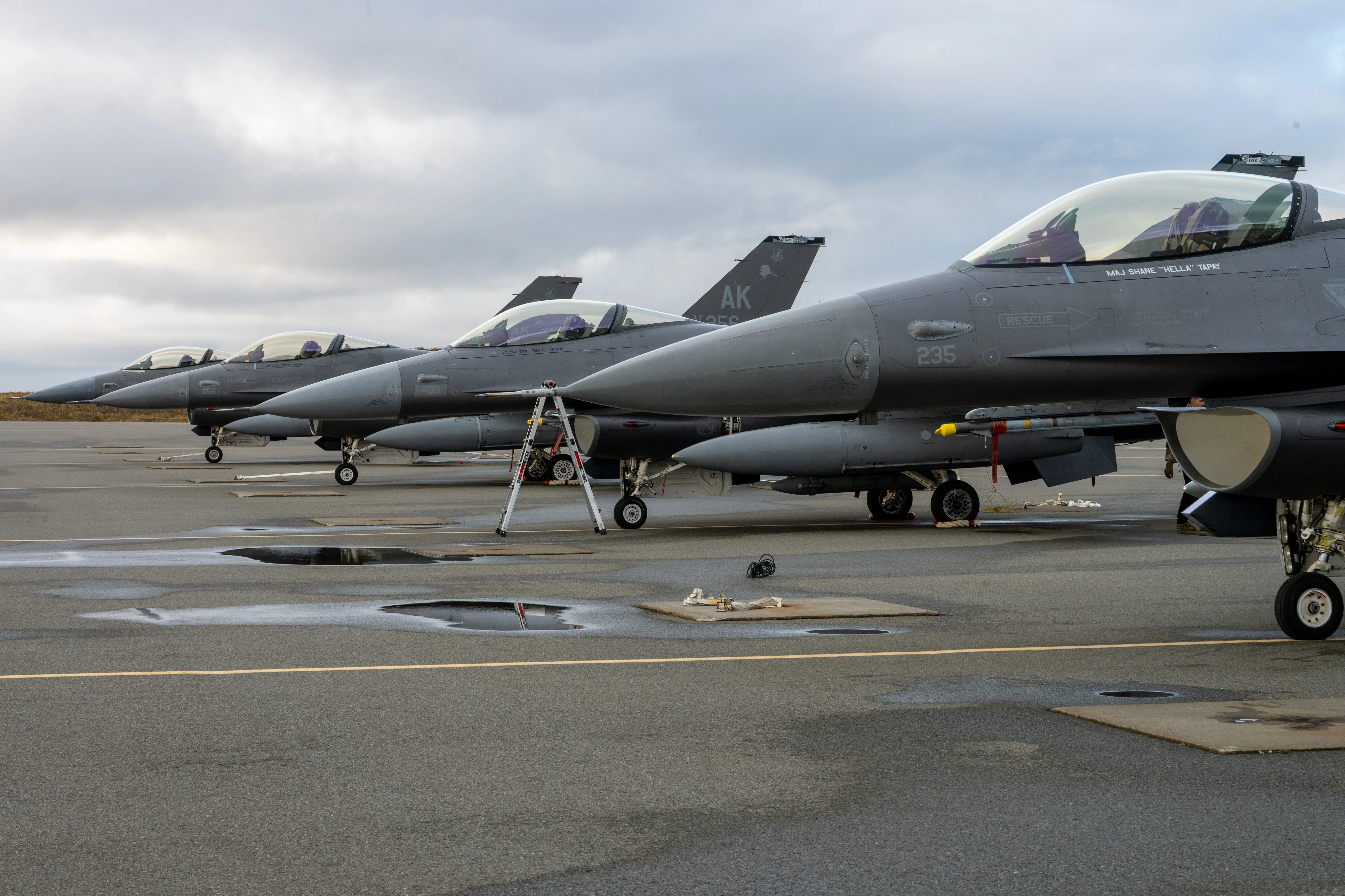 Les F-16 Fighting Falcon de l'US Air Force affectés à la base aérienne d'Eielson sont stationnés sur la ligne de vol de la base aérienne d'Eareckson, en Alaska, pendant l'opération NOBLE DEFENDER, le 19 octobre 2026. La mise en scène d'avions de combat tactiques dans des sites d'exploitation avancés améliore l'état de préparation à la défense intérieure et démontre des capacités de déploiement rapide dans les régions éloignées de l'Arctique. (Photo de l'US Air Force par Frank Houseton, membre de la 1re classe)