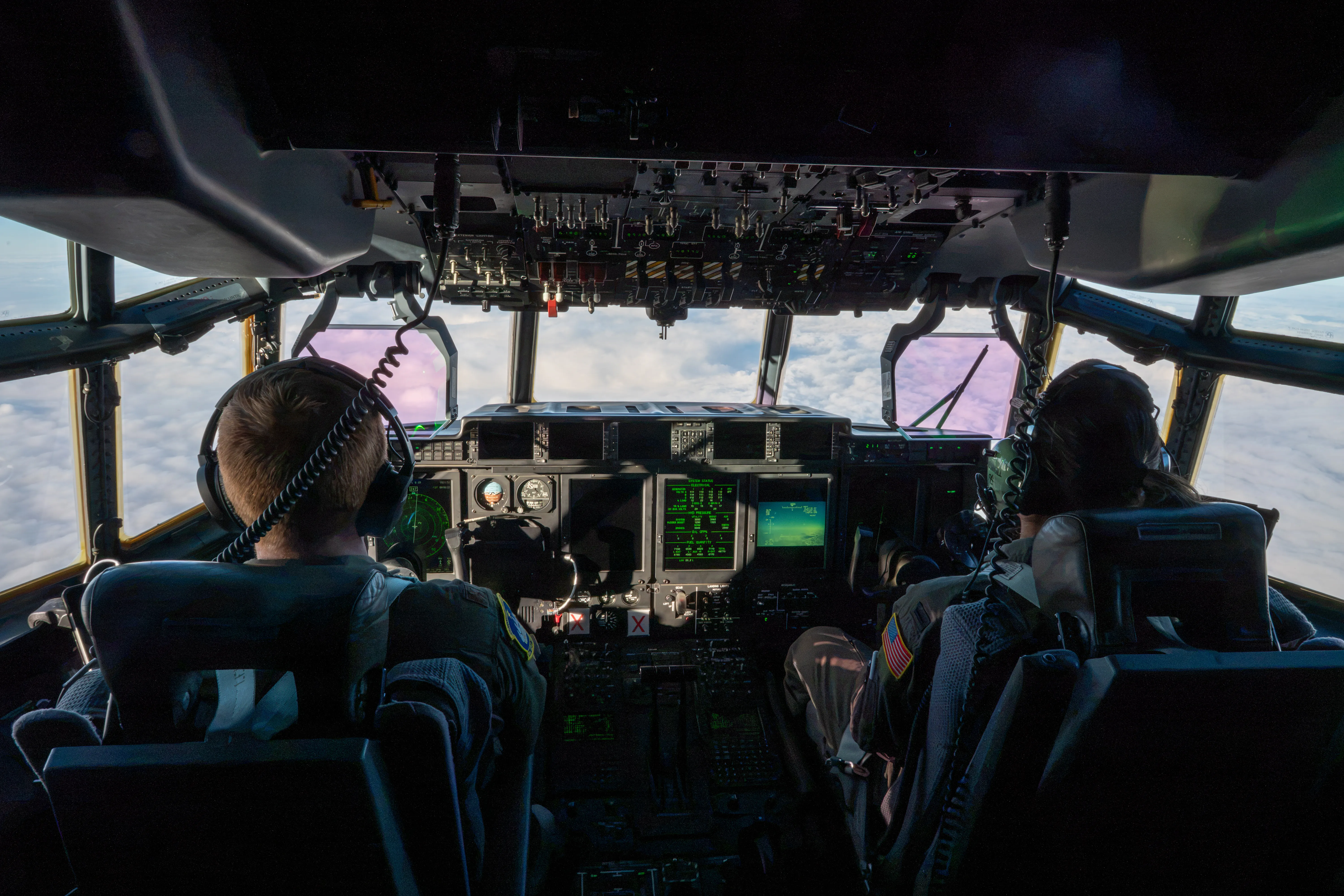 Le major Benjamin Van Alstine de la Garde nationale aérienne des États-Unis et le premier lieutenant Jasmine Massingill, pilotes du HC-130J combat King II affectés au 211e Escadron de sauvetage, pilotent un avion en route de la base commune Elmendorf-Richardson à la station aérienne d'Eareckson, en Alaska, au cours de l'opération NOBLE DEFENDER, le 19 octobre 2026. L'opération NOBLE DEFENDER est une opération récurrente de défense aérienne du NORAD qui démontre la la capacité du commandement à défendre les États-Unis et le Canada contre les menaces de toutes les approches. (Photo de l'US Air Force par Frank Houseton, membre de la 1re classe)
