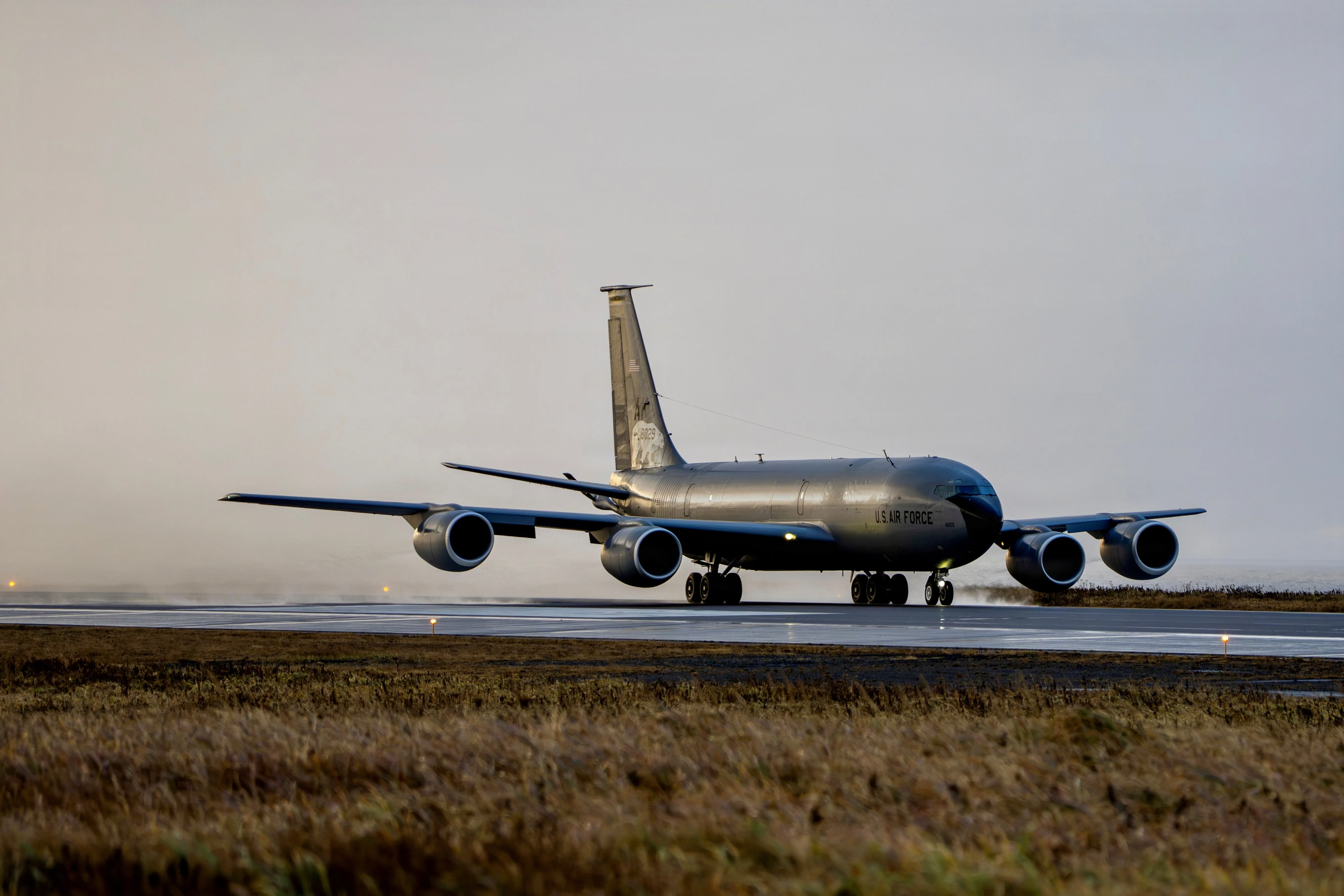 Un KC-135 Stratotanker de la US Air Force atterrit à la base aérienne d'Eareckson, en Alaska, pendant l'opération NOBLE DEFENDER, le 18 octobre 2026. L'opération NOBLE DEFENDER est une opération récurrente de défense aérienne du NORAD qui démontre la capacité du commandement à défendre les États-Unis et le Canada contre les menaces de toutes les approches. (Photo de l'US Air Force par le major David Brown)