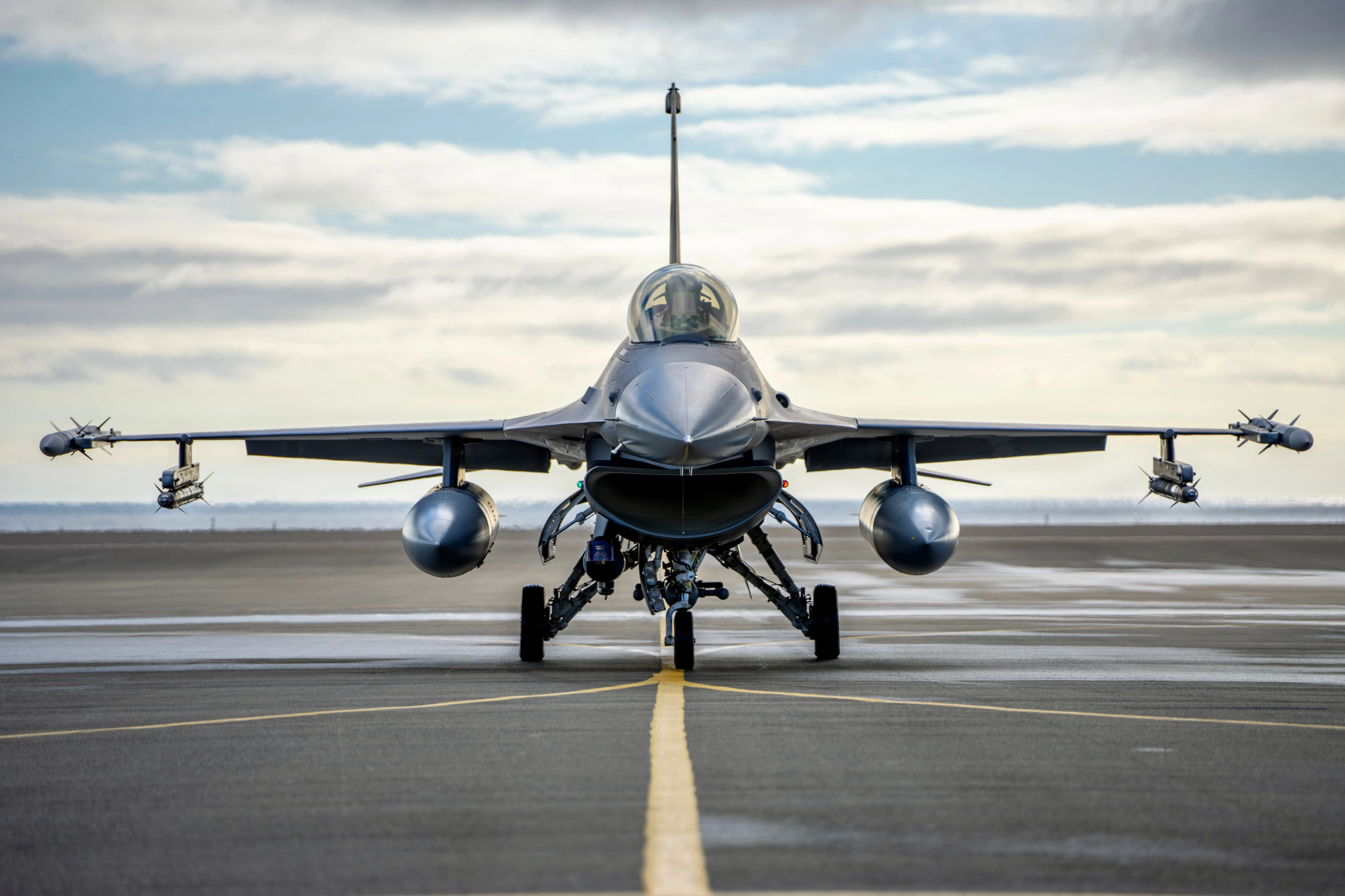 Un taxi F-16 Fighting Falcon de l'US Air Force à la base aérienne d'Eareckson, en Alaska, pendant l'opération NOBLE DEFENDER, le 18 octobre 2026. Grâce à des opérations à partir d'emplacements dispersés, NOBLE DEFENDER renforce la capacité de positionner et de maintenir rapidement les forces, d'intégrer des capacités défensives et de dissuader les menaces potentielles contre l'Amérique du Nord. (Photo de l'US Air Force par le major David Brown)