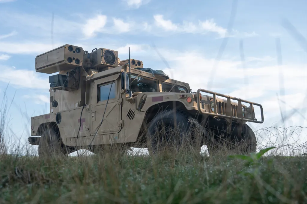 Un système de défense aérienne Army Avenger est prêt lors d'une mission d'application des restrictions de vol temporaires du NORAD à Bedminster, New Jersey, le 9 août 2026. Le NORAD a utilisé une combinaison de capacités aéroportées et terrestres pour surveiller et protéger l'espace aérien pendant l'application des TFR établis par la Federal Aviation Administration. La posture de défense intégrée démontre l'approche à plusieurs niveaux du NORAD en matière d'alerte et de contrôle aérospatial à l'appui de l'opération NOBLE EAGLE, sa mission de défendre l'espace aérien de l'Amérique du Nord. (Photo de l'US Air Force par le lieutenant-colonel Andrew Scott)