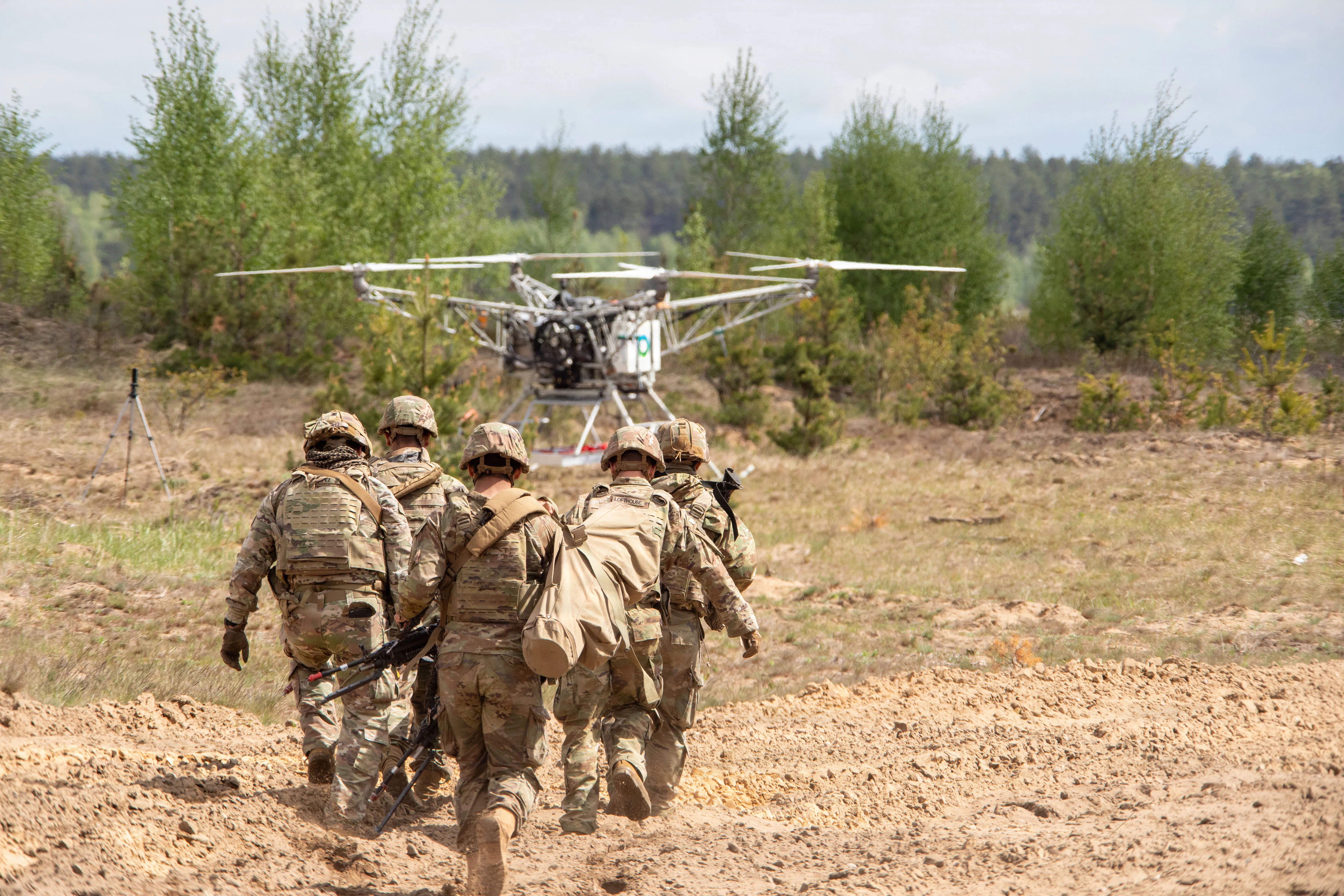 Des soldats de l'armée américaine affectés à l'escadron de soutien régimentaire, 2e Régiment de cavalerie, courent avec un mannequin d'essai dans une civière vers un drone lors d'un défi autonome de triage et de traitement qui se déroulera près de la zone d'entraînement de Bemowo Piskie, en Pologne, le 10 mai 2026. Du 27 avril au 31 mai 2026, les forces américaines et alliées exerceront l'Initiative de dissuasion du flanc est de l'Organisation du Traité de l'Atlantique Nord (OTAN), démontrant l'initiative de dissuasion du flanc oriental de l'OTAN. capacité à combattre et à gagner sur le champ de bataille moderne. Près de 15 000 soldats de onze pays s'entraîneront dans le Grand Nord, la région baltique et la Pologne. Ils exécuteront des manœuvres rapides, des opérations de défense aérienne, de lutte contre les drones et de cyberdéfense pour valider en temps réel les plans de défense régionale de l'OTAN. Cette série d'exercices liés comprend Saber Strike, Immediate Response et Swift Response. Les exercices transforment l’investissement en capacité. Les soldats intègrent des systèmes sans pilote tels que des réseaux de commandement et de contrôle basés sur l'IA et des réseaux de données en direct pour se déplacer, décider et combattre plus efficacement dans tous les domaines. Sword 26 montre comment l'armée américaine en Europe et en Afrique conduit une transformation à grande échelle tout en renforçant la dissuasion. Avec nos alliés, nous construisons une force unifiée et meurtrière, prête à défendre le territoire de l’OTAN et à répondre à toute menace. (Photo de la Réserve de l'armée américaine par la CPS. Thomas Madrzak)