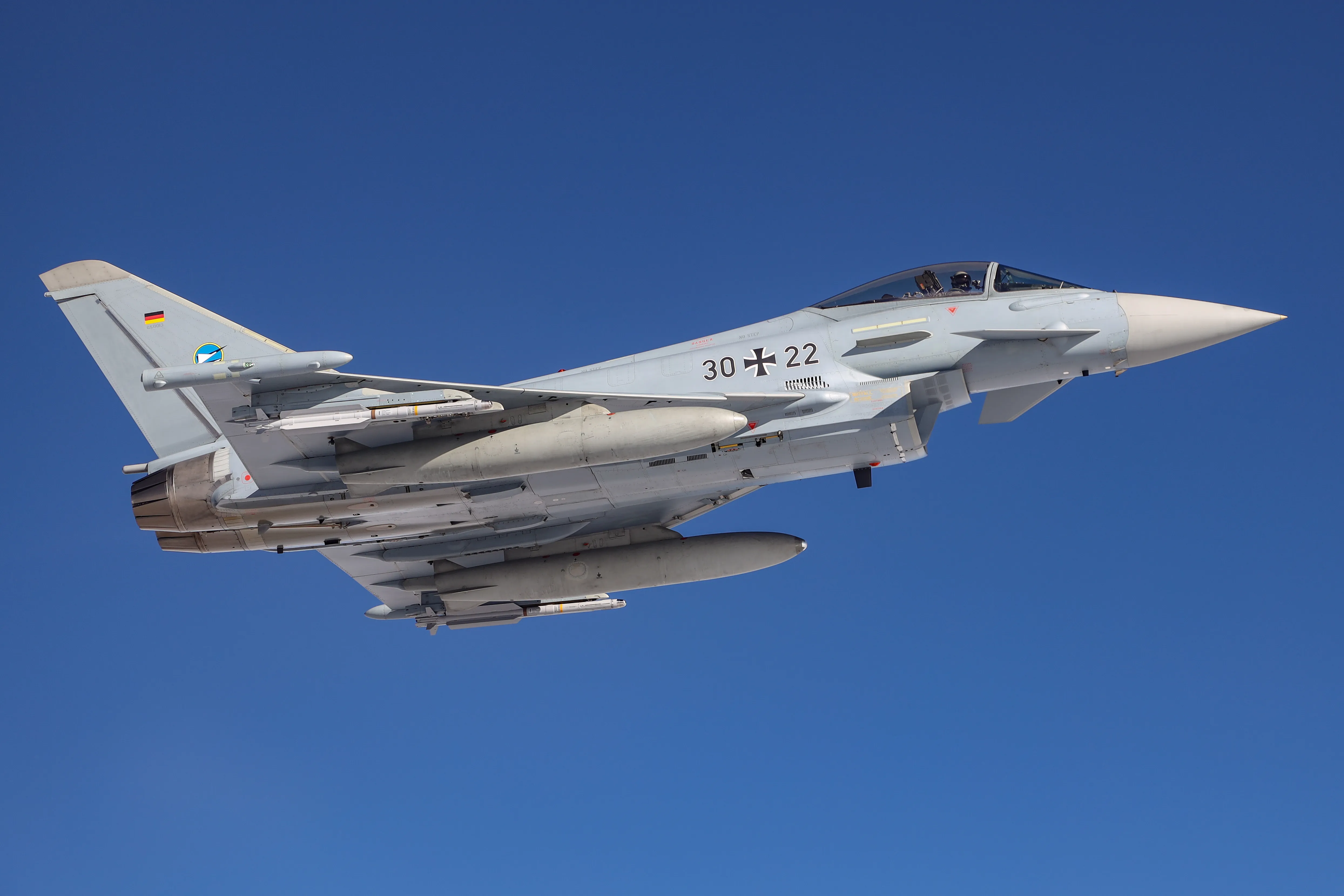 Un Eurofighter du Taktischen Luftwaffengeschwader 74 au Neubourg-sur-le-Danube a volé avec un dispositif d'alerte rapide (QRA) au-dessus du sud de l'Allemagne, le 02.03.2022. ©Bundeswehr/Christian Timmig