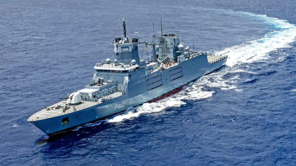 La frégate de la marine allemande FGS Baden-Wurttemberg (F 222) navigue en formation le 22 juillet, au large des côtes d'Hawaï, lors de l'exercice Rim of the Pacific (RIMPAC) 2024. Vingt-neuf pays, 40 navires de surface, trois sous-marins, 14 forces terrestres nationales, plus de 150 avions et 25,000 personnes participent à RIMPAC dans et autour des îles hawaïennes, du 27 juin au 1er août. Exercice maritime international, RIMPAC offre une opportunité de formation unique tout en favorisant et en maintenant des relations de coopération entre les participants, essentielles à la sécurité des voies maritimes et des océans du monde. RIMPAC 2024 est le 29e exercice de la série qui a débuté en 1971.