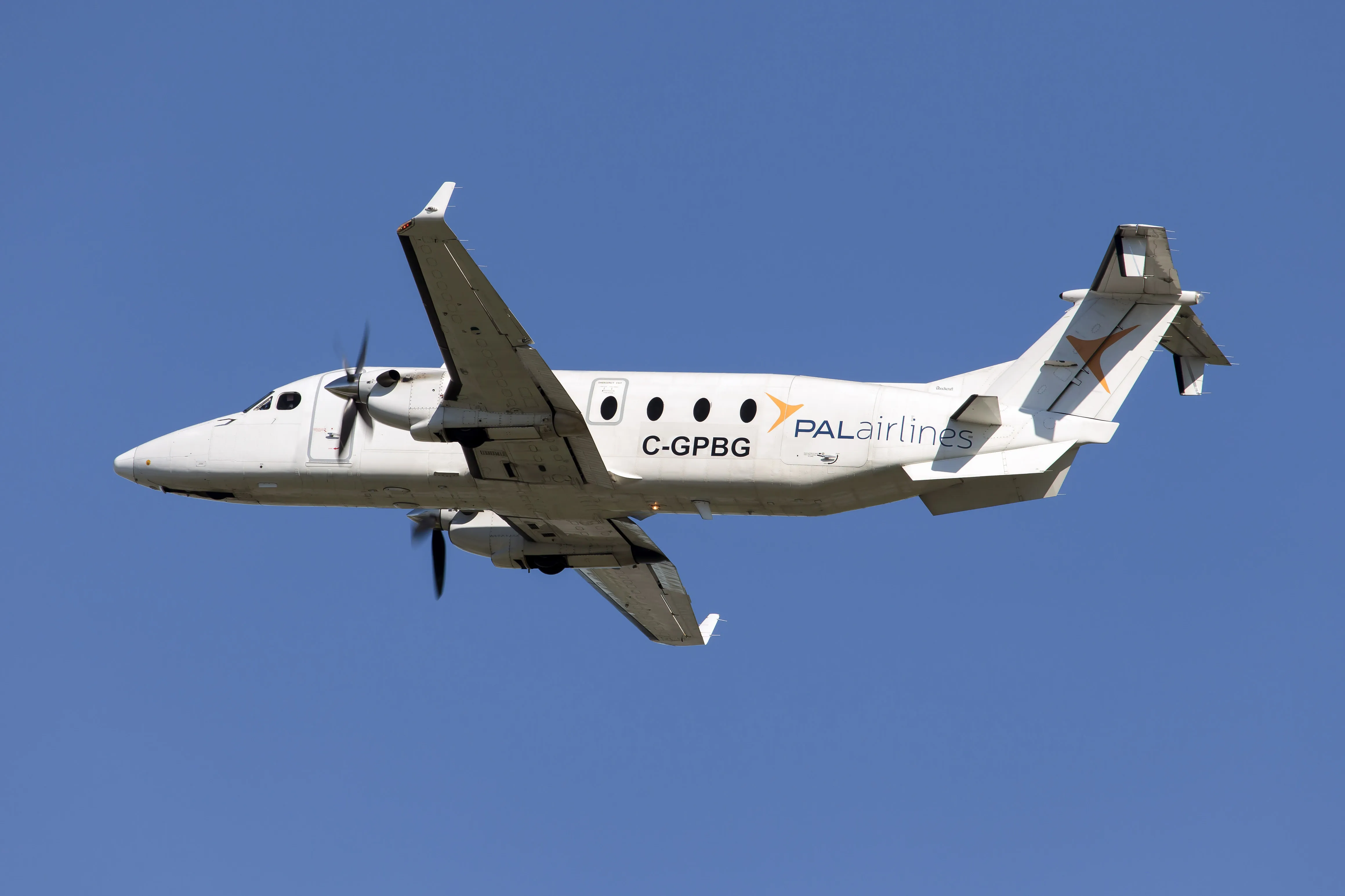 MONTRÉAL, QUÉBEC, CANADA - 2022/05/25 : Un Beechcraft 1900D de PAL Airlines décollant de l'aéroport international Pierre Elliott Trudeau de Montréal. PAL Airlines est une compagnie aérienne régionale canadienne dont le siège social est situé à l'aéroport international de St. John's. PAL exploite des services réguliers de passagers, de fret, d'ambulance aérienne et d'affrètement. PAL est la branche aérienne commerciale du groupe de sociétés PAL. (Photo de Fabrizio Gandolfo/SOPA Images/LightRocket via Getty Images)