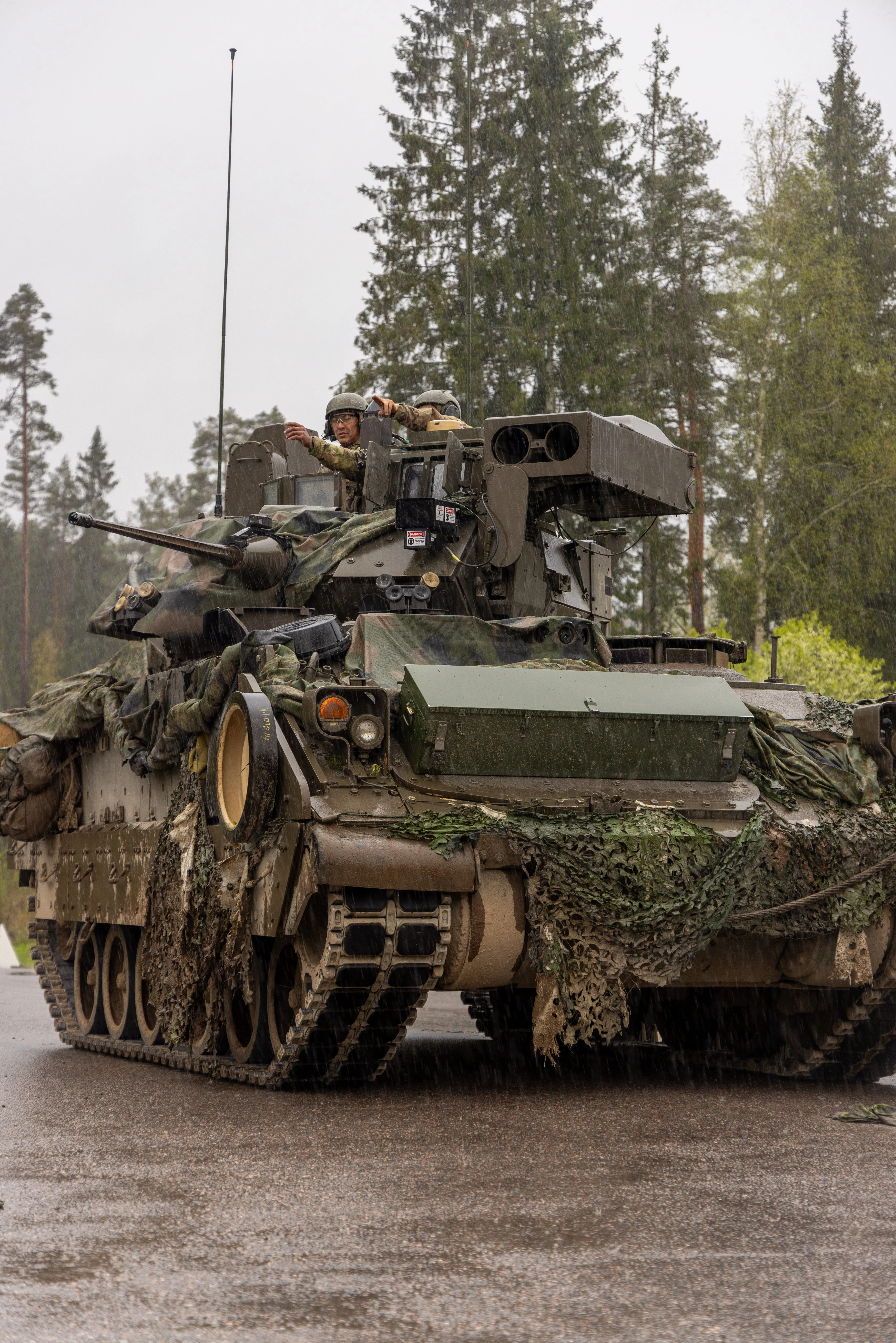 Les soldats américains affectés au 5e Escadron, 7e Régiment de cavalerie, 1re Armored Brigade combat Team, 3e Division d'infanterie, pointent vers la zone de leur prochaine cible alors qu'ils se trouvent dans un véhicule de combat M2A4 Bradley lors de l'exercice Hedgehog 25 près de Camp Reedo, Estonie, le 16 mai 2025. L'exercice Hedgehog 25 est un exercice militaire international à grande échelle dirigé par les Forces de défense estoniennes, axé sur le déploiement rapide des forces alliées et l'amélioration de interopérabilité multinationale. En tant que force d'opposition désignée, le 5-7 CAV défie les unités participantes avec un scénario complexe et réaliste visant à renforcer l'interopérabilité et la préparation multinationales. (Photo de l'armée américaine par le Sgt. Austin Steinborn)