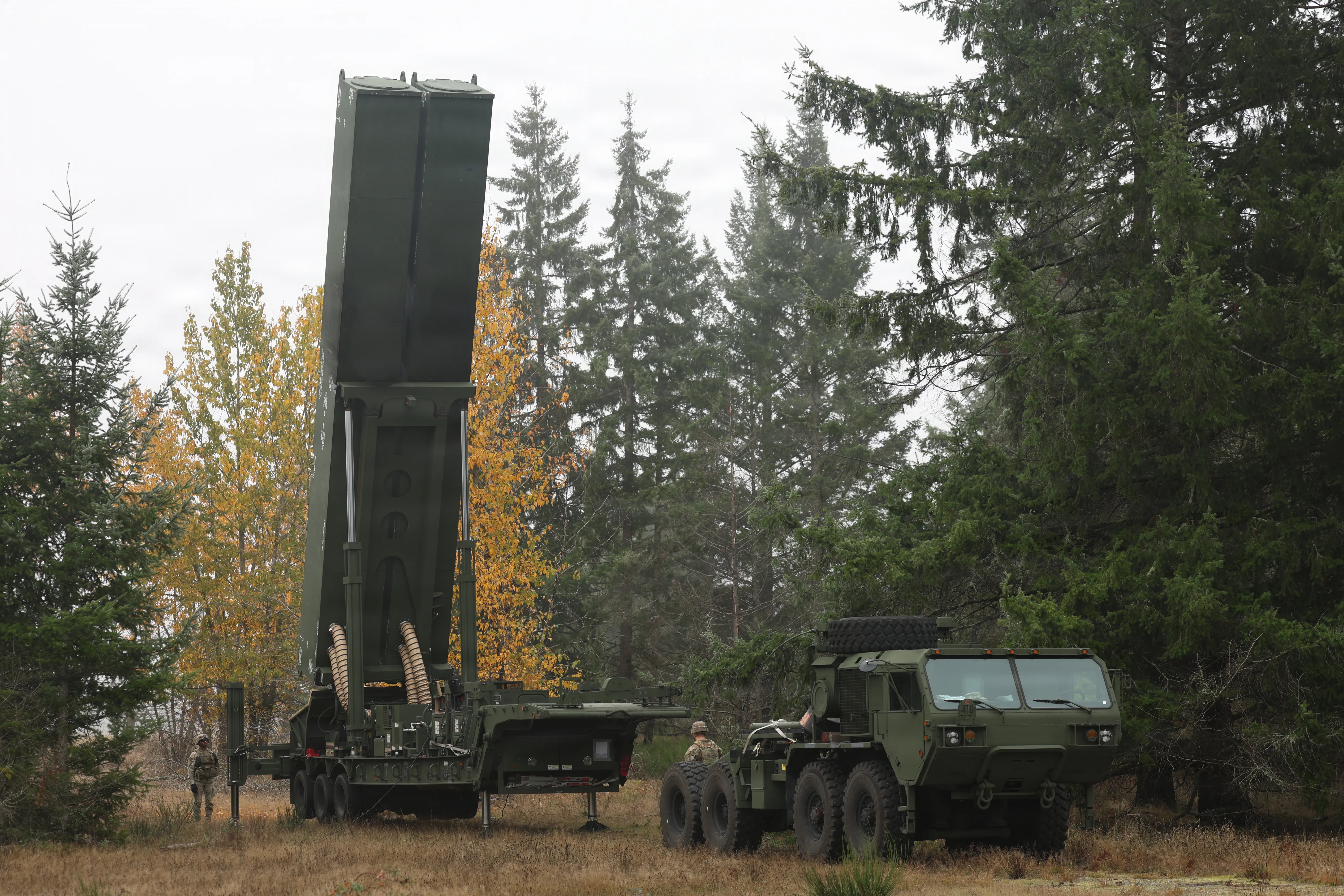L'arme hypersonique à longue portée Dark Eagle de l'armée américaine affectée à la batterie Bravo, 5e Bataillon, 3e Artillerie de campagne (Bataillon des feux à longue portée), 1re Force opérationnelle multi-domaines, participe à l'exercice dirigé par la Marine Resolute Hunter 26-1 sur la base commune Lewis-McChord, Washington, le 19 novembre 2025. Resolute Hunter 26-1 est le seul commandement et gestion de bataille dédié au ministère de la Guerre et exercice de contrôle, de renseignement, de surveillance et de reconnaissance (BMC2ISR). (Photo de l'armée américaine par le sergent d'état-major Brandon Rickert)