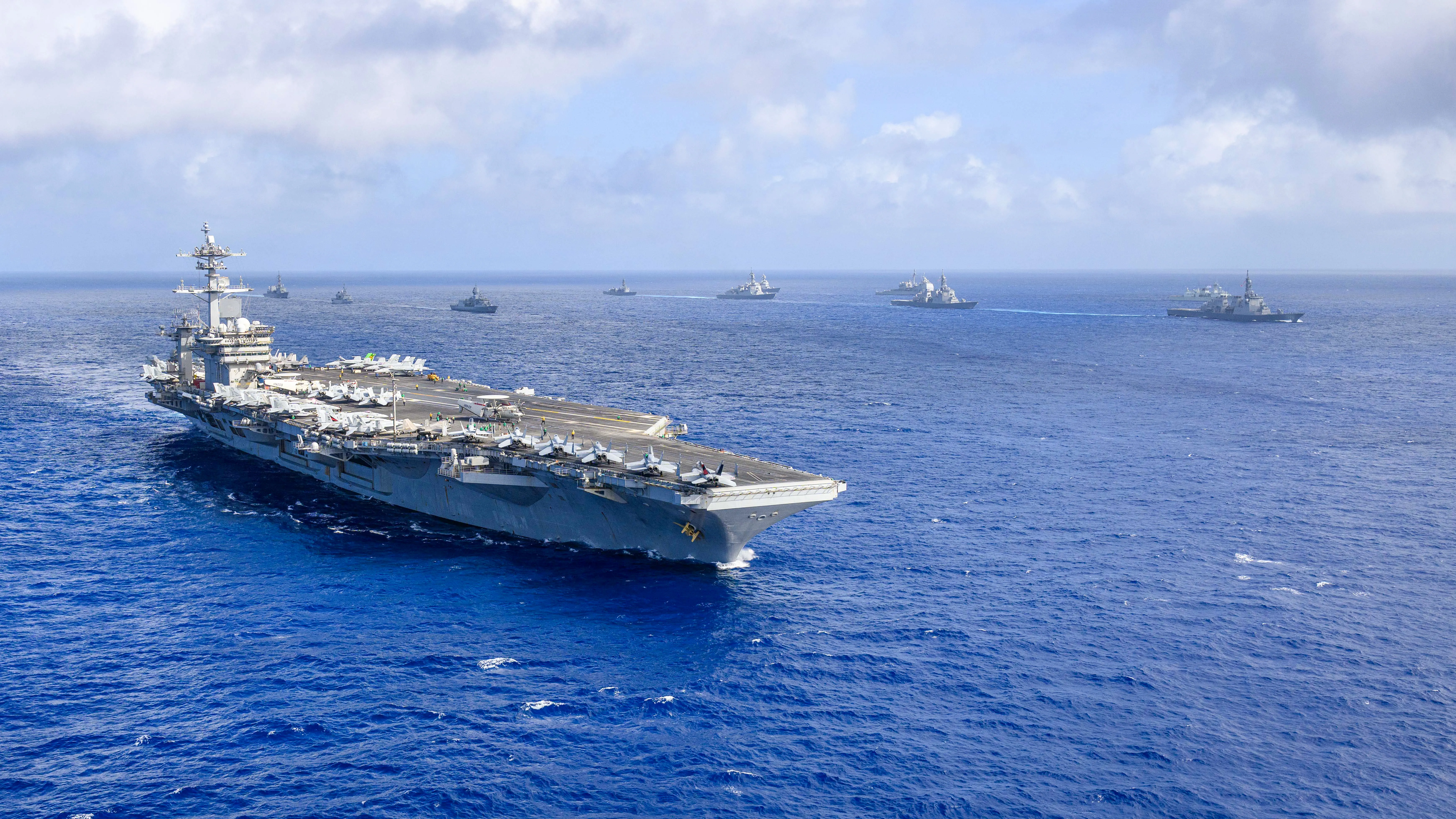 Les navires de la Marine américaine, de la Force maritime d'autodéfense japonaise, de la Marine royale australienne, de la Marine royale canadienne et de la Marine française naviguent ensemble lors de l'exercice Keen Sword 27 (KS27), le 21 octobre 2026 dans la mer des Philippines. Keen Sword est un exercice d'entraînement bilatéral de routine sur le terrain avec une participation multinationale, conçu pour accroître l'état de préparation et l'interopérabilité entre l'armée américaine et les forces d'autodéfense japonaises tout en renforçant l'alliance à toute épreuve entre les États-Unis et le Japon.