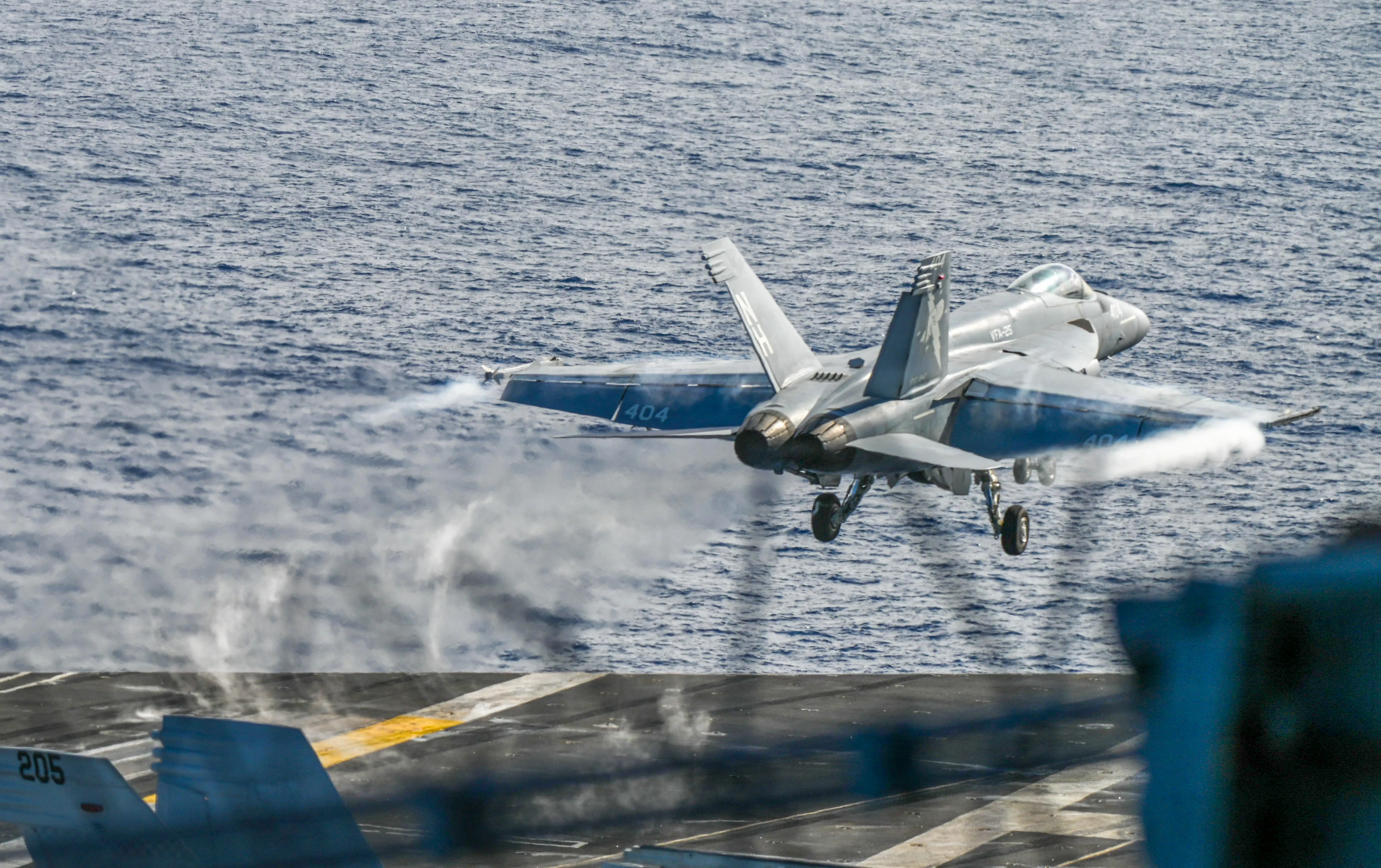 Un F/A-18E Super Hornet, affecté au Strike Fighter Squadron (VFA) 25, lance le pont de vol du porte-avions de classe Nimitz USS Theodore Roosevelt (CVN 71), le 20 octobre 2026. Theodore Roosevelt, vaisseau amiral du Carrier Strike Group (CSG) 9, mène actuellement des opérations de routine dans la zone d'opérations de la 7e flotte américaine, démontrant l'engagement de la Marine américaine en faveur d'une Indo-Pacifique. (Photo de l'US Navy par le matelot Kellie Given, spécialiste des communications de masse)