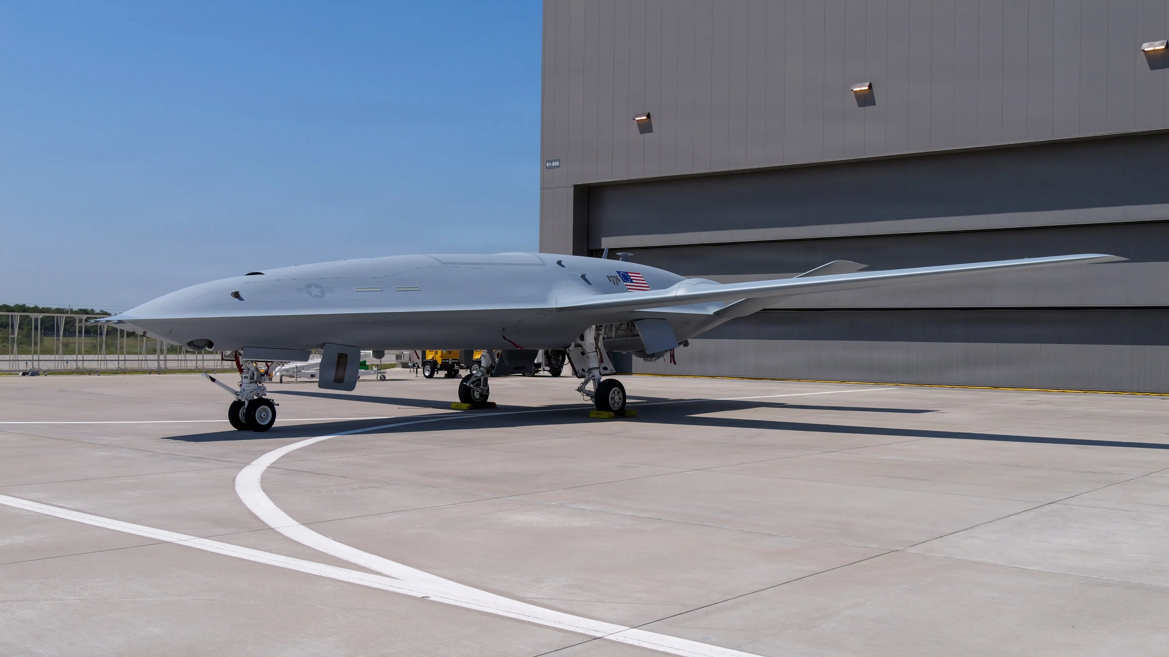 Le premier MQ‑25A Stingray peint se trouve sur la rampe à l'extérieur de l'usine de production dédiée au MQ‑25 de Boeing à Mascoutah, dans l'Illinois. L'avion a été récemment peint avant la poursuite des tests de développement.