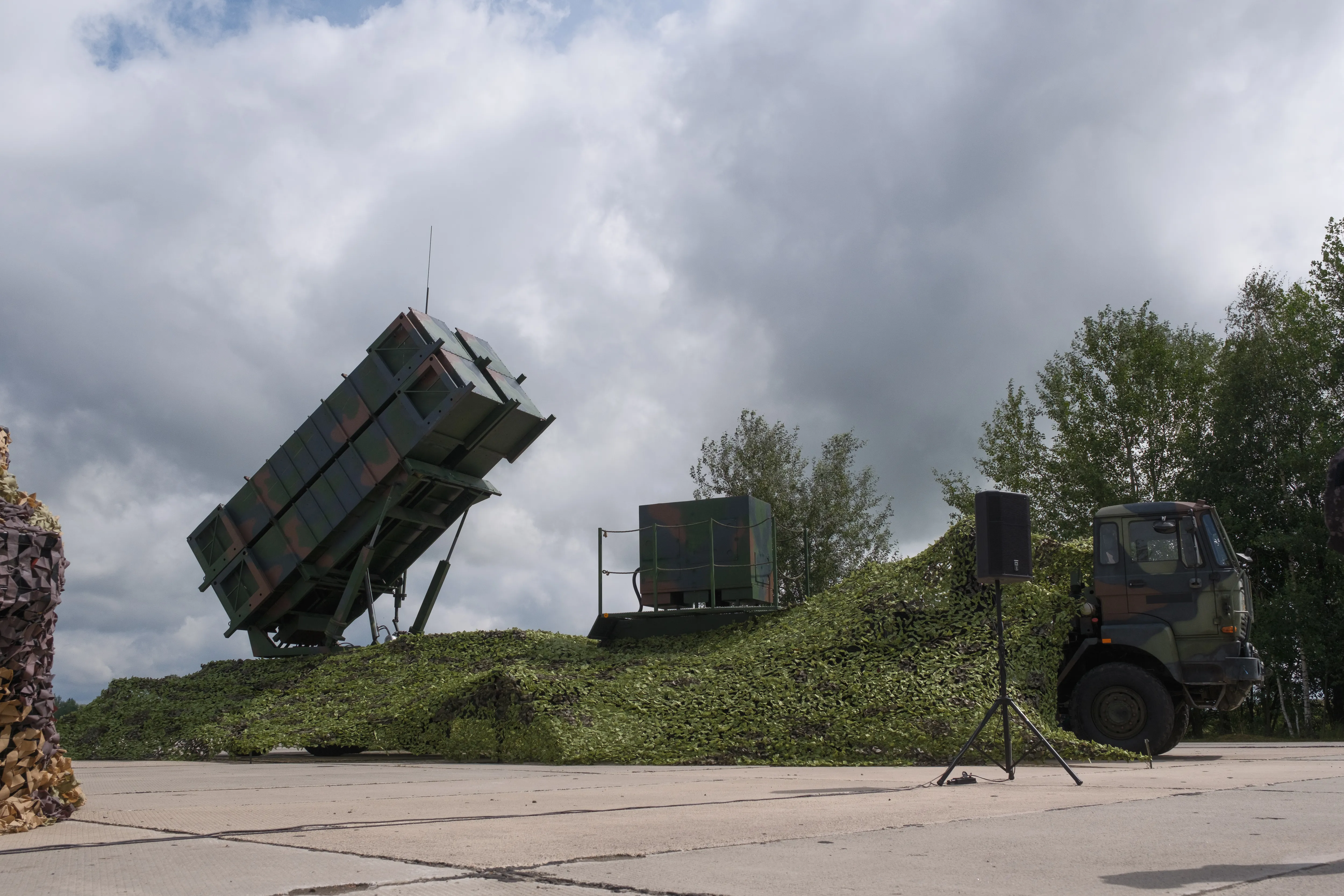 NON SPÉCIFIÉ, UKRAINE - 4 AOÛT : Un système Patriot reçu par l'Ukraine est vu le jour de l'armée de l'air ukrainienne le 4 août 2024 à Non spécifié, Ukraine. Lors de l'événement organisé à l'occasion de la Journée de l'armée de l'air ukrainienne, avec la participation du président ukrainien Volodymyr Zelenskyi, les premiers F-16 Fighting Falcon de General Dynamics reçus par l'Ukraine ont été présentés. (Photo de Vitalii Nosach/Global Images Ukraine via Getty Images)