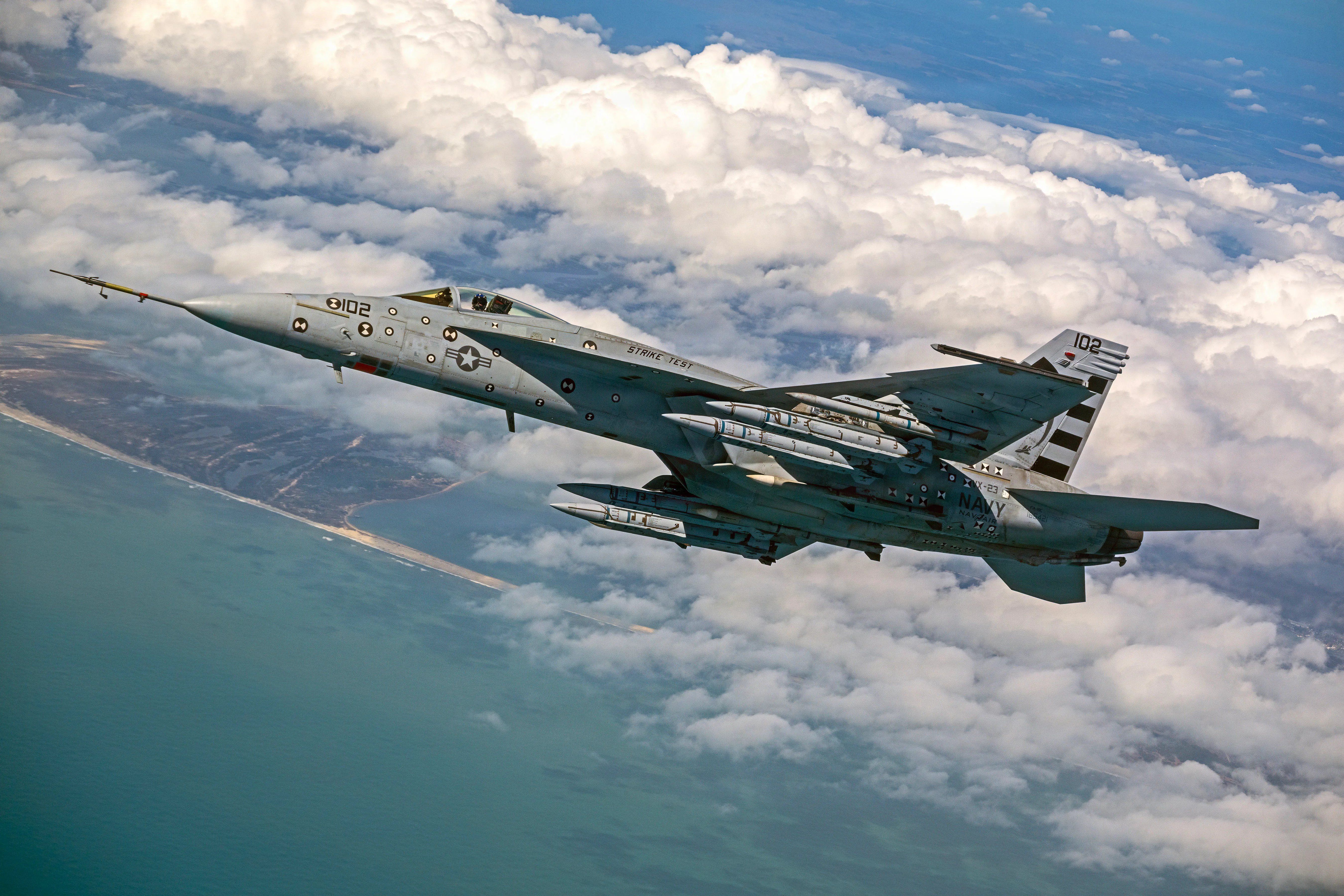 Photo d'archives de l'US Navy - Quatre missiles air-air à longue portée (LRAAM) AIM-424 sont chargés sur un F/A-18E Super Hornet pour un événement test. L'AIM-424 LRAAM est le missile air-air à longue portée de nouvelle génération du ministère de la Marine, construit pour donner aux aviateurs marins et navals la capacité dont ils ont besoin pour vaincre les menaces avancées et défendre la force.